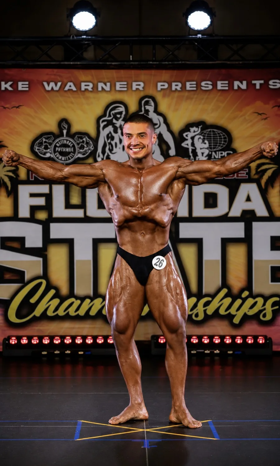 Cris Coach compitiendo en tarima, Florida State Championships, categoria NPC